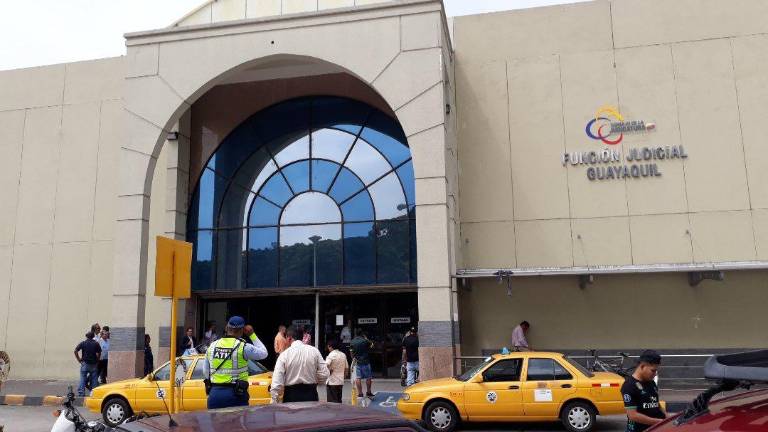 Alerta de bomba en la Unidad Judicial Albán Borja: encuentran material explosivo en el parqueadero