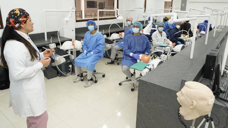 La carrera de Odontología la UBE cuenta con simuladores con tecnología CAD/CAM que permiten el diseño de tratamientos asistidos por ordenador.