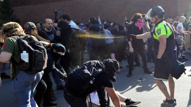 Policía arroja gas pimienta a opositores al "Desfile del orgullo heterosexual" en Boston