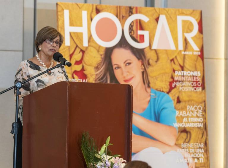 $!Rosa Amelia Alvarado Roca, directora fundadora de Revista Hogar, durante su discurso en el evento Mujeres del Año.