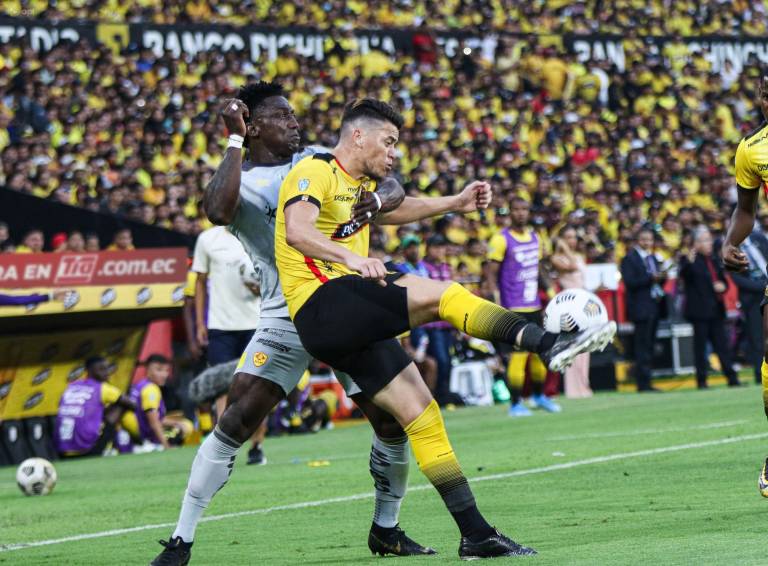 $!Carlos Rodríguez despejando el balón ante la marca de Roberto Ordoñez.