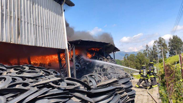 Incendio en recicladora de Palugo generan alerta en Quito
