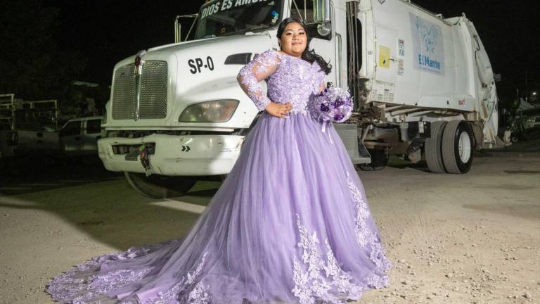 Yukari, la quinceañera que posó junto a un camión de basura para honrar el trabajo de su padre