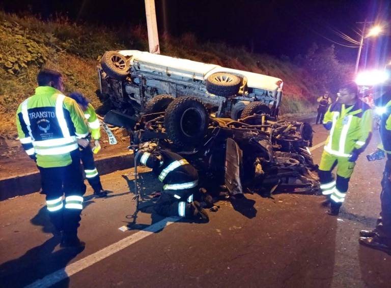 $!Choque entre jeep y camioneta en el Carchi.