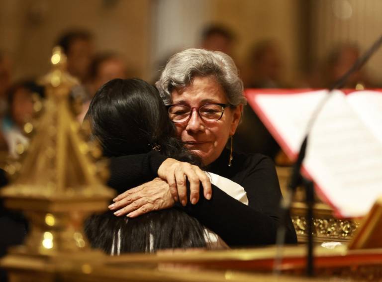 $!Familiares asisten a un servicio conmemorativo en Murcia, sur de España, el 18 de octubre de 2023, tres semanas después de un incendio mortal.