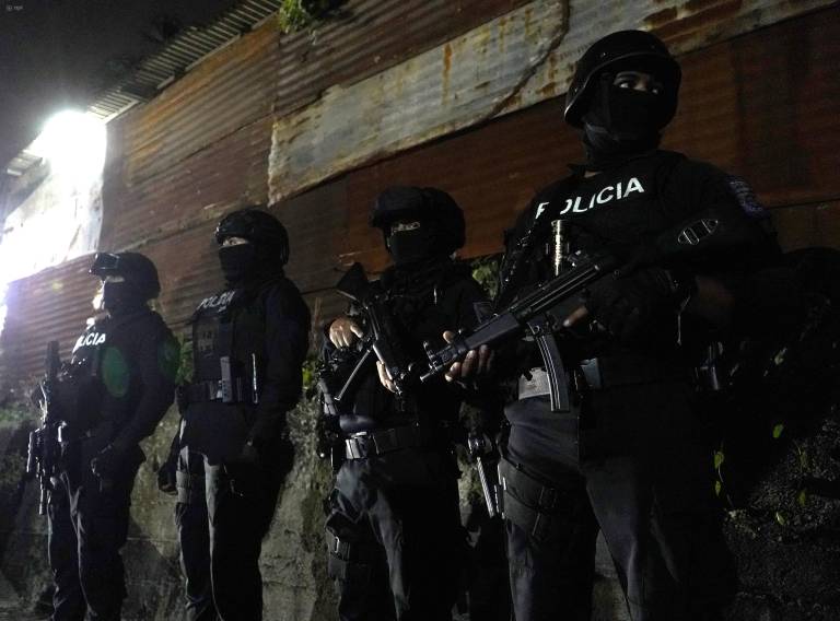 $!Policías durante las operaciones por el toque de queda.