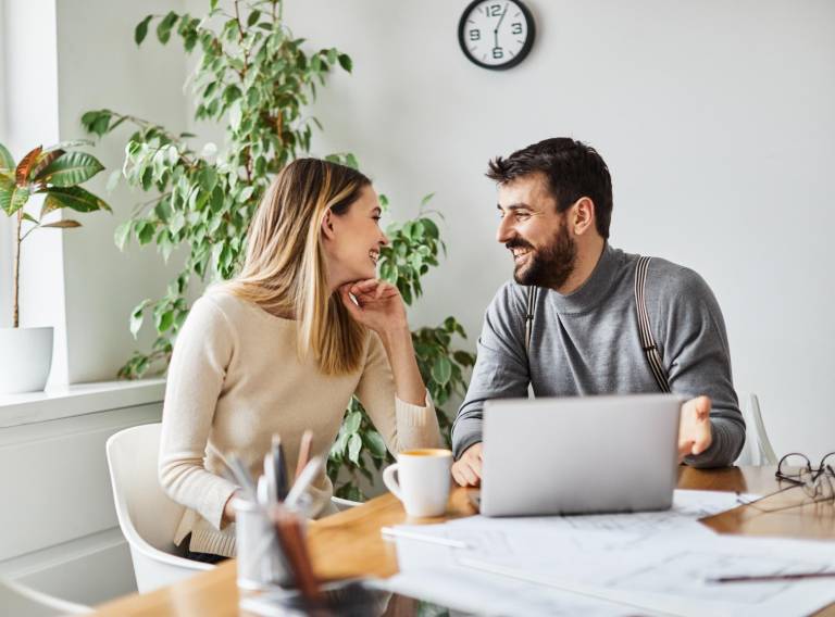 $!Son pocas las parejas que asumen la relación en público.
