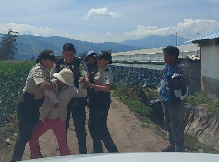 $!Video muestra agresión brutal de una mujer con su hijo de dos años en Ambato; la implicada fue capturada
