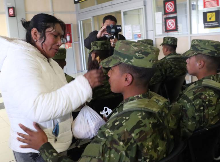 $!Una madre se despide de su hijo recién graduado del Ejército ecuatoriano.