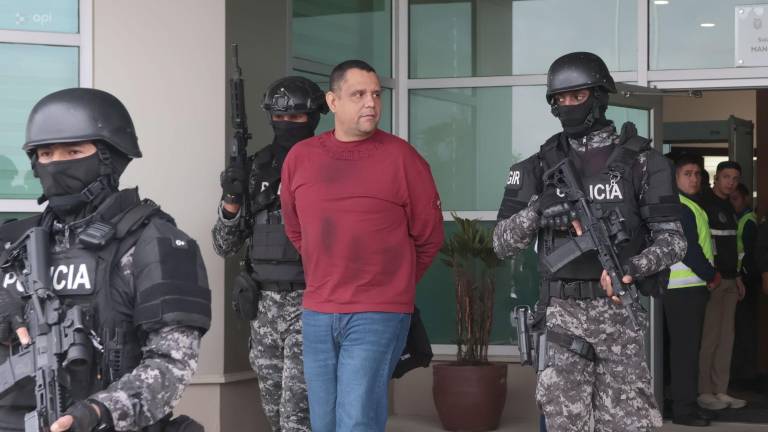 Entre los detenidos se encuentra el alcalde de Esmeraldas Vicko Villacís, en el Aeropuerto Mariscal Sucre.