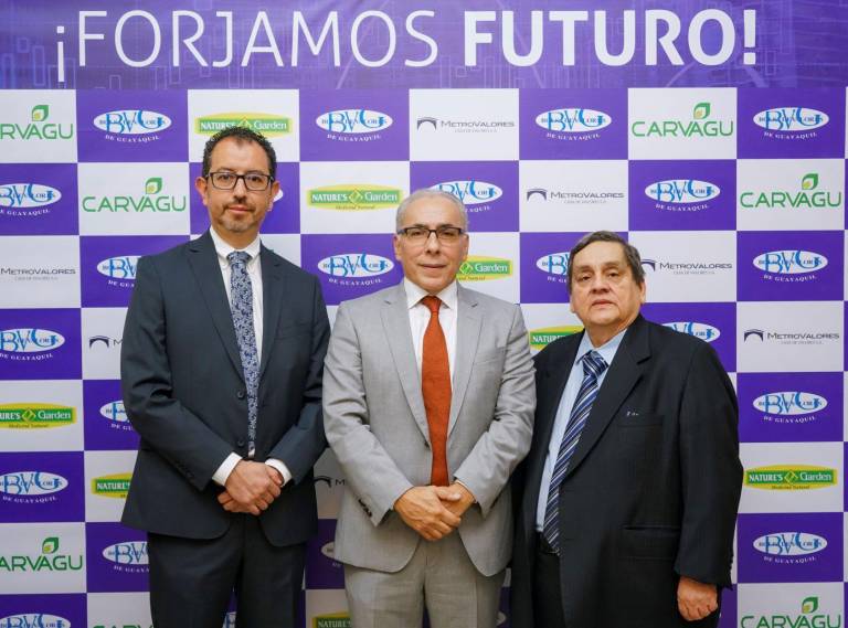 $!Ulises Alvear, presidente ejecutivo de Metrovalores; Ricardo Rivadeneira, presidente de la Bolsa de Valores de Guayaquil; y Carlos Valarezo, presidente de Carvagu.