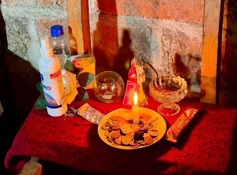 $!Altar de la Santa Muerte fue hallado durante el operativo.