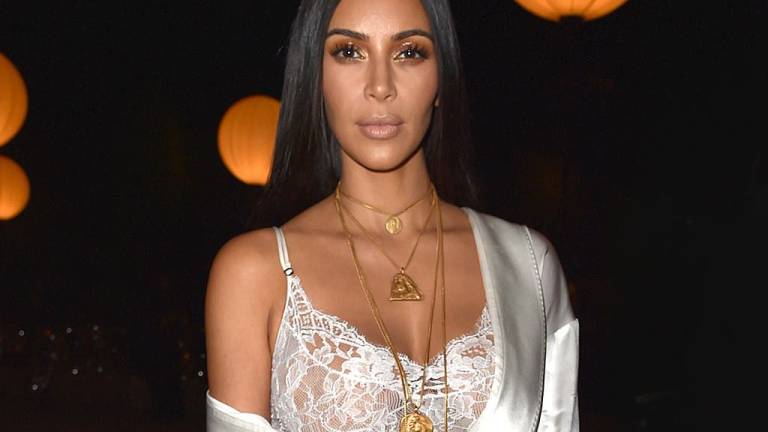 Kim Kardashian se convierte en la Virgen María y causa conmoción