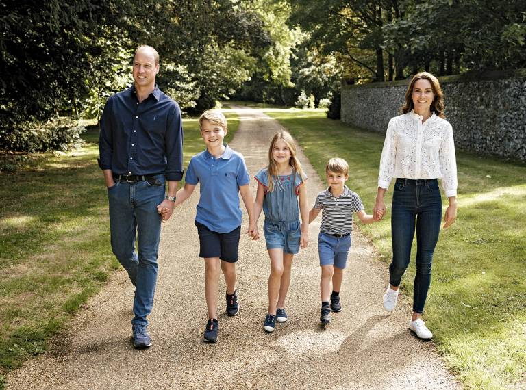 $!Foto de los príncipes de Gales Guillermo y Catalina caminando junto a sus hijos el príncipe Jorge, la princesa Carlota y el príncipe Luis en la finca real de Sandringham.