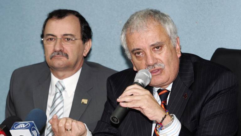 Foto de archivo en la que aparece el excontralor general Carlos Polit (I) junto al ministro Galo Chiriboga (D) el 10 de diciembre de 2007 en Quito.