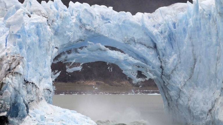 Espectacular ruptura de arco de hielo en glaciar argentino