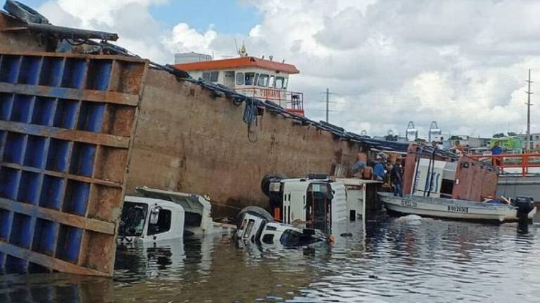 VIDEO: Gabarra que llevaba tres volquetas se hundió en muelle de Los Esteros, al sur de Guayaquil