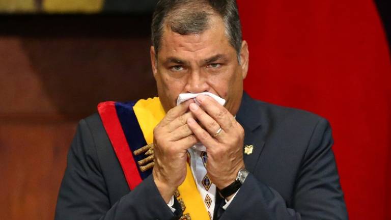 Expresidente Correa, internado por neumonía