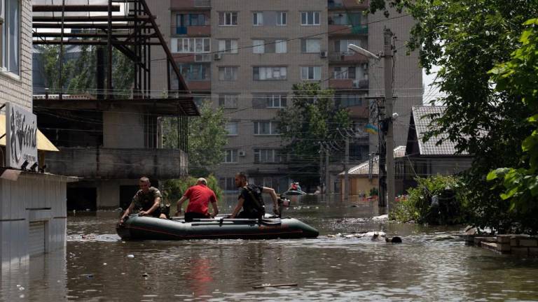 Hay miles de civiles evacuados de zonas inundadas tras destrucción de represa en Ucrania