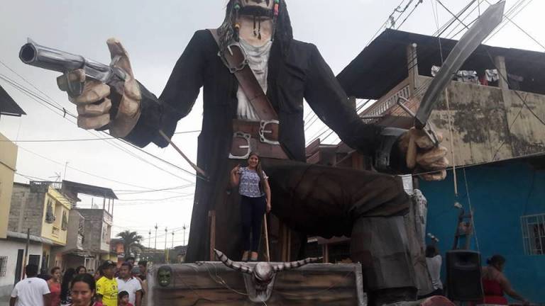 Bomberos prohíben la quema de monigotes gigantes en Guayaquil