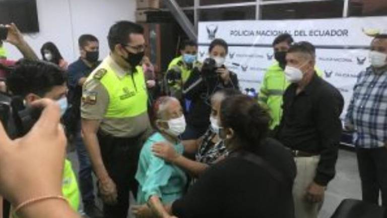 Policía logra reencuentro entre madre e hija luego de 50 años: habían sido separadas por la familia