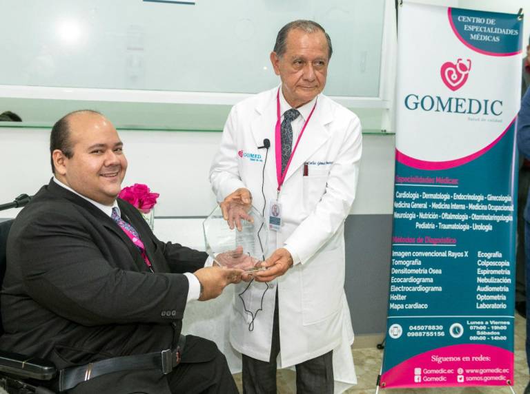 $!El doctor Carlos Gómez Amoretti, socio-fundador y director médico de Gomedic (derecha), recibió un reconocimiento por su destacada trayectoria profesional y docente, de parte de David Gómez Orlando, gerente general de Gomedic.