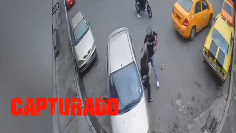 Captura del video de una cámara de seguridad que registró el asalto con arma de fuego a una mujer en Guayaquil.