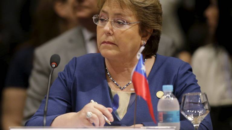 Aprobación de gestión de Bachelet baja al 24 %