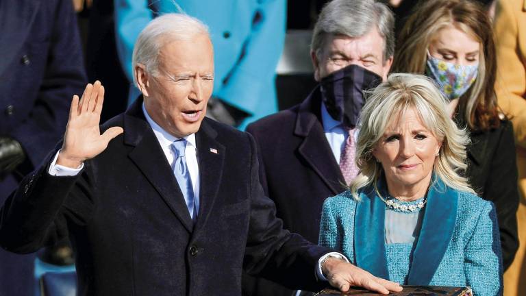 El presidente de Estados Unidos, Joe Biden, junto a su mujer, Jill Biden, jura el cargo durante la ceremonia de investidura en Washington DC (Estados Unidos).