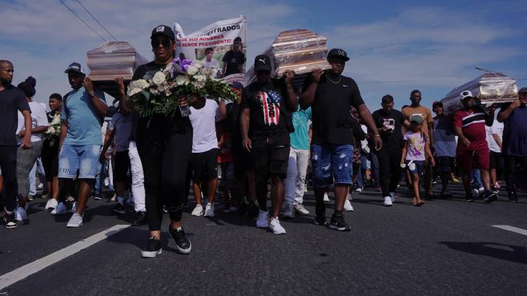 Los féretros fueron trasladados en una caravana desde el sur de la urbe hasta el cementerio Ángel María Canals. Los gritos pedían justicia y por identificar a los responsables.