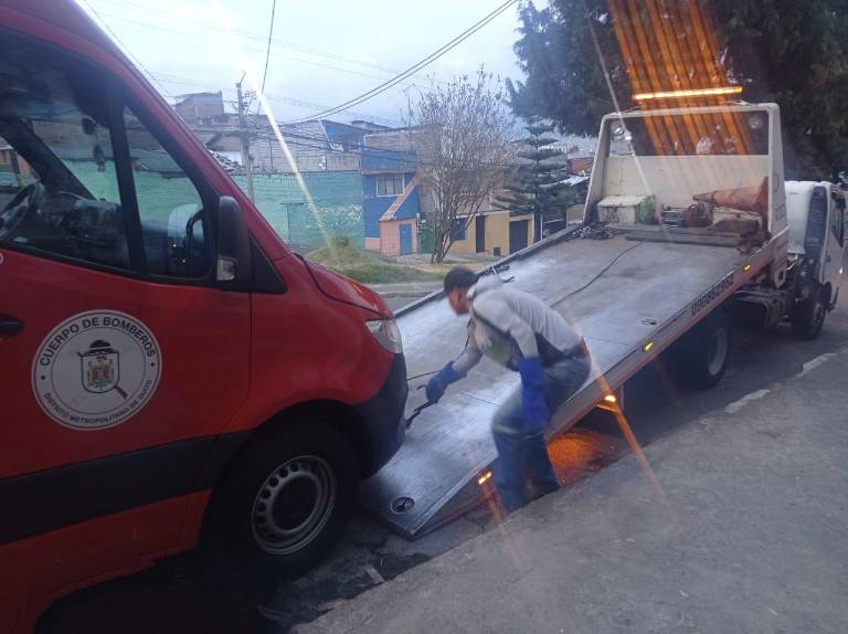 $!Ambulancia de Bomberos de Quito quedó fuera de servicio y tuvo que ser llevada en grúa.