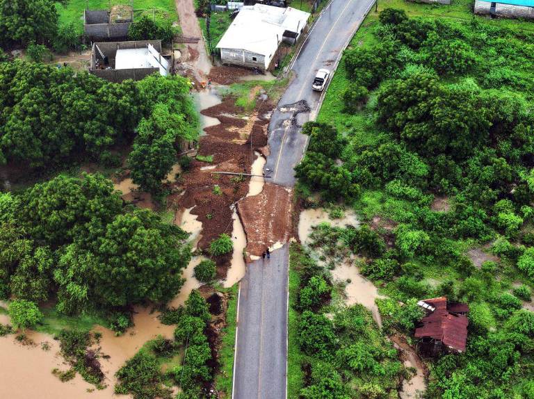 $!Hay decenas de cantones que tienen más del 90 por ciento de sus superficie en áreas propensas a inundaciones y deslizamientos de tierra.