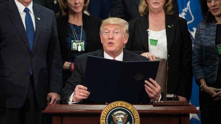 Trump firma orden para comenzar construcción del muro