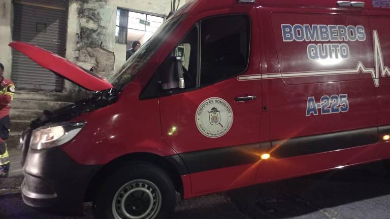Delincuentes atacan ambulancia de Bomberos de Quito durante emergencia: se robaron el 'cerebro'