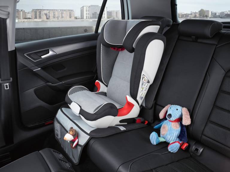 $!El car seat debe ir anclado en los asientos posteriores.