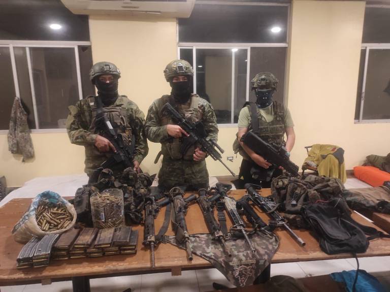 $!Armas y municiones incautadas a los sujetos capturados.