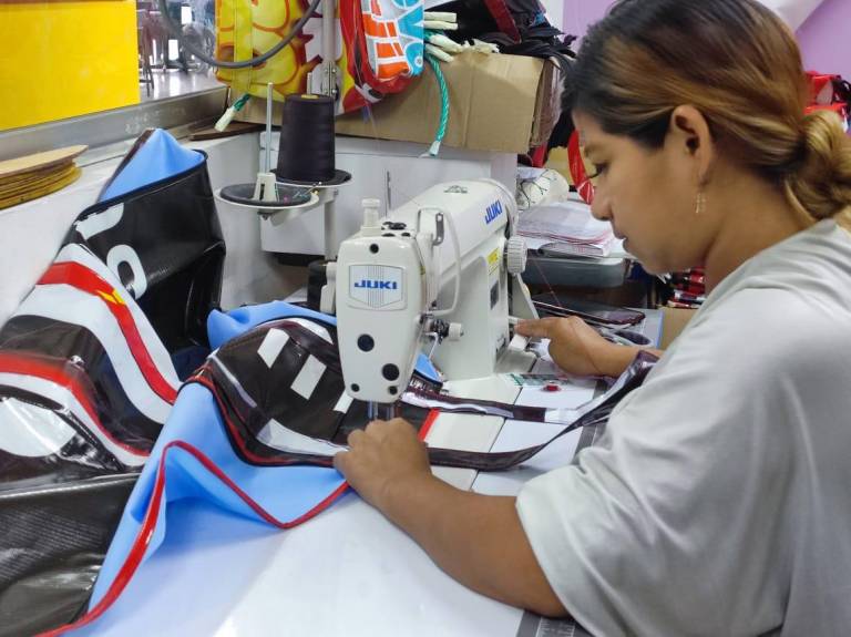 $!Supermercados TÍA convierte lonas publicitarias en accesorios confeccionados por mujeres