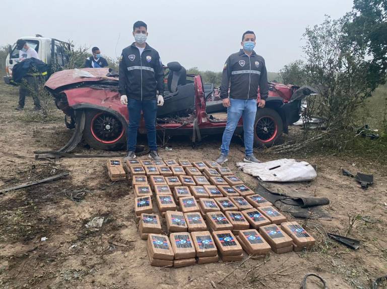 $!Un carro que presuntamente llevaba droga quedó destrozado tras accidentarse en Manta
