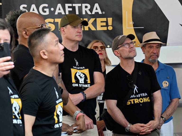 $!(De izquierda a derecha) Los actores BD Wong, Brendan Frazer, Christian Slater y F. Murray Abraham se unen a otros miembros y simpatizantes de SAG-AFTRA durante la manifestación de huelga Rock The City For A Fair Contract en Times Square el 25 de julio de 2023 en la ciudad de Nueva York.