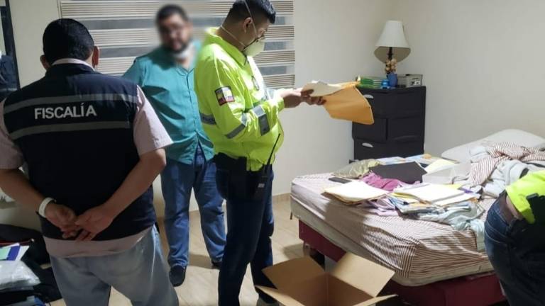 Allanamientos dejan tres detenidos por presunto peculado en el Hospital Teodoro Maldonado Carbo