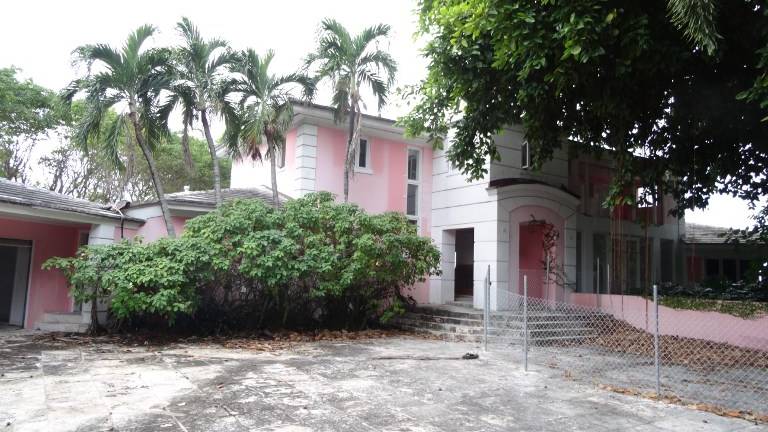 Encuentran caja fuerte tras demoler casa de Pablo Escobar en Miami