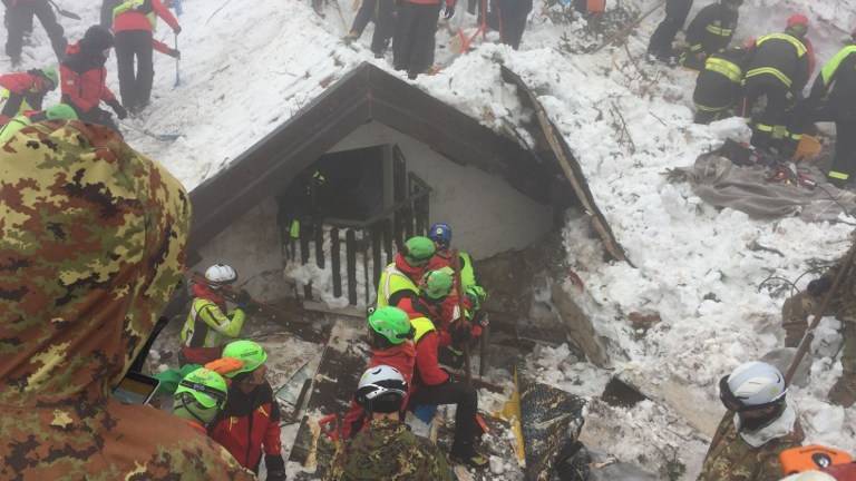 Finaliza búsqueda en hotel sepultado por nieve en Italia