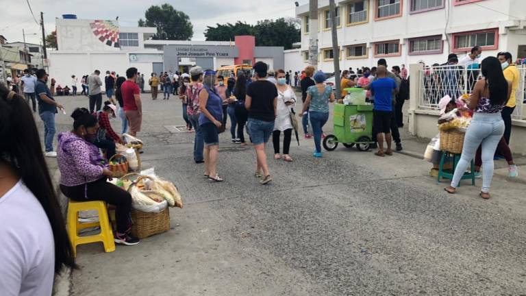 Vendedores ambulantes se asientan en las calles de Guayaquil pese a prohibición