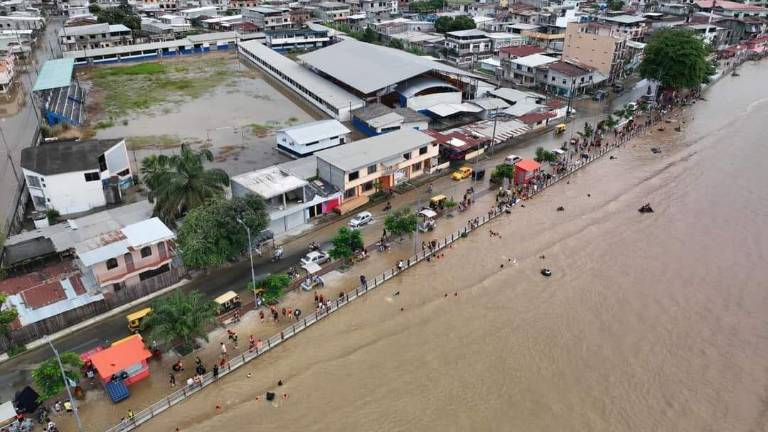 Esmeraldas, Manabí y Guayas siguen recibiendo el impacto de El Niño; se desborda el río Vinces y pone en alerta a Salitre
