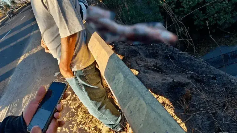 Policía explica el significado detrás del cuerpo colgado en un puente de Quito