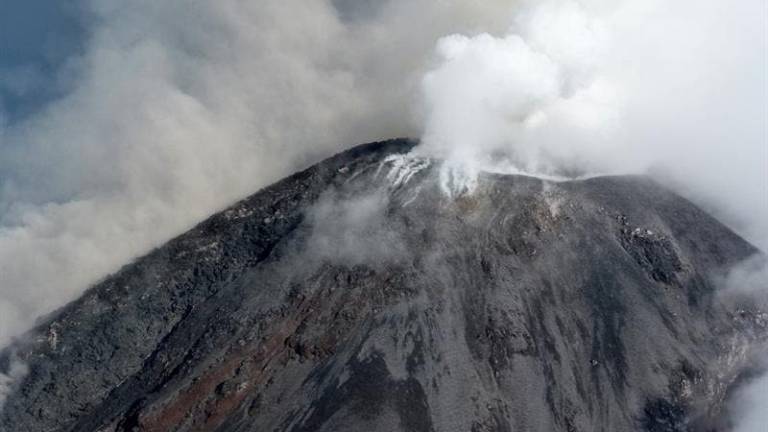 Tres comunidades son evacuadas por actividad del Volcán de Colima en México