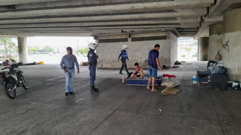 Desalojan a ciudadanos que vivían debajo de un paso a desnivel en Guayaquil; Municipio ejecuta operativos