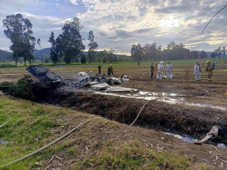 $!Fotografía tomada a través de rastreo de redes de bomberos y rescatistas cerca a una avioneta accidentada este sábado, en una zona rural del departamento de Boyacá (Colombia).