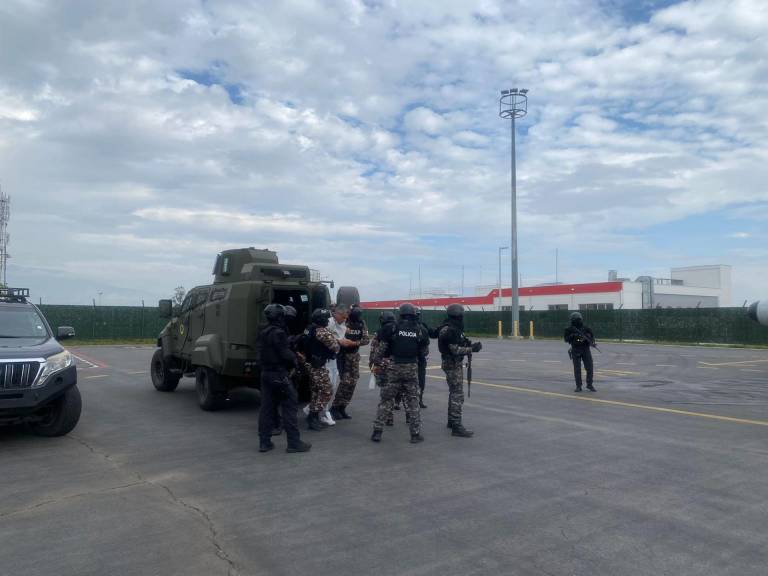 $!Fotografía cedida por las Fuerzas Armadas de Ecuador que muestra cuando el exvicepresidente ecuatoriano Jorge Glas desciende de un vehículo este sábado, en el aeropuerto de Guayaquil.