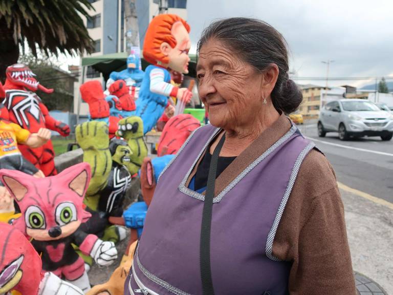 $!Martha Hinojosa vende monigotes de Año Viejo, el 28 de diciembre de 2022, en Quito (Ecuador). El monigote que representa al futbolista argentino Lionel Messi es el más buscado para los rituales de fin de año en la capital ecuatoriana.